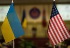 Banderas de Ucrania y Estados Unidos